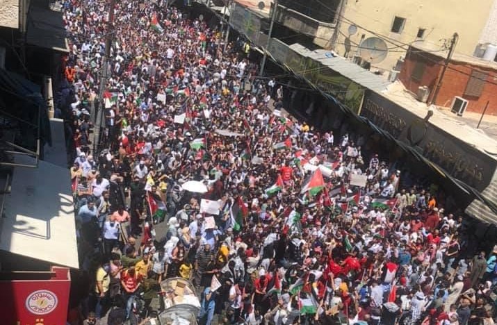 عشرات الآلاف من الأردنيين يدخلون الي الأراضي الفلسطينية